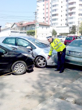 CARAMBOL pe Soveja: unui șofer i s-a făcut rău la volan!
